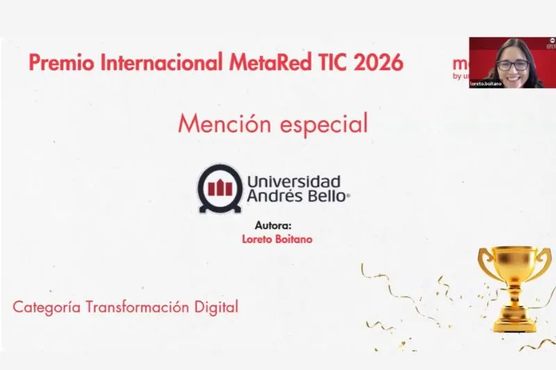 Award slide for Premio MetaRed TIC 2026 showing 'Mención especial' to Universidad Andrés Bello; autora Loreto Boitano; Categoría Transformación Digital.