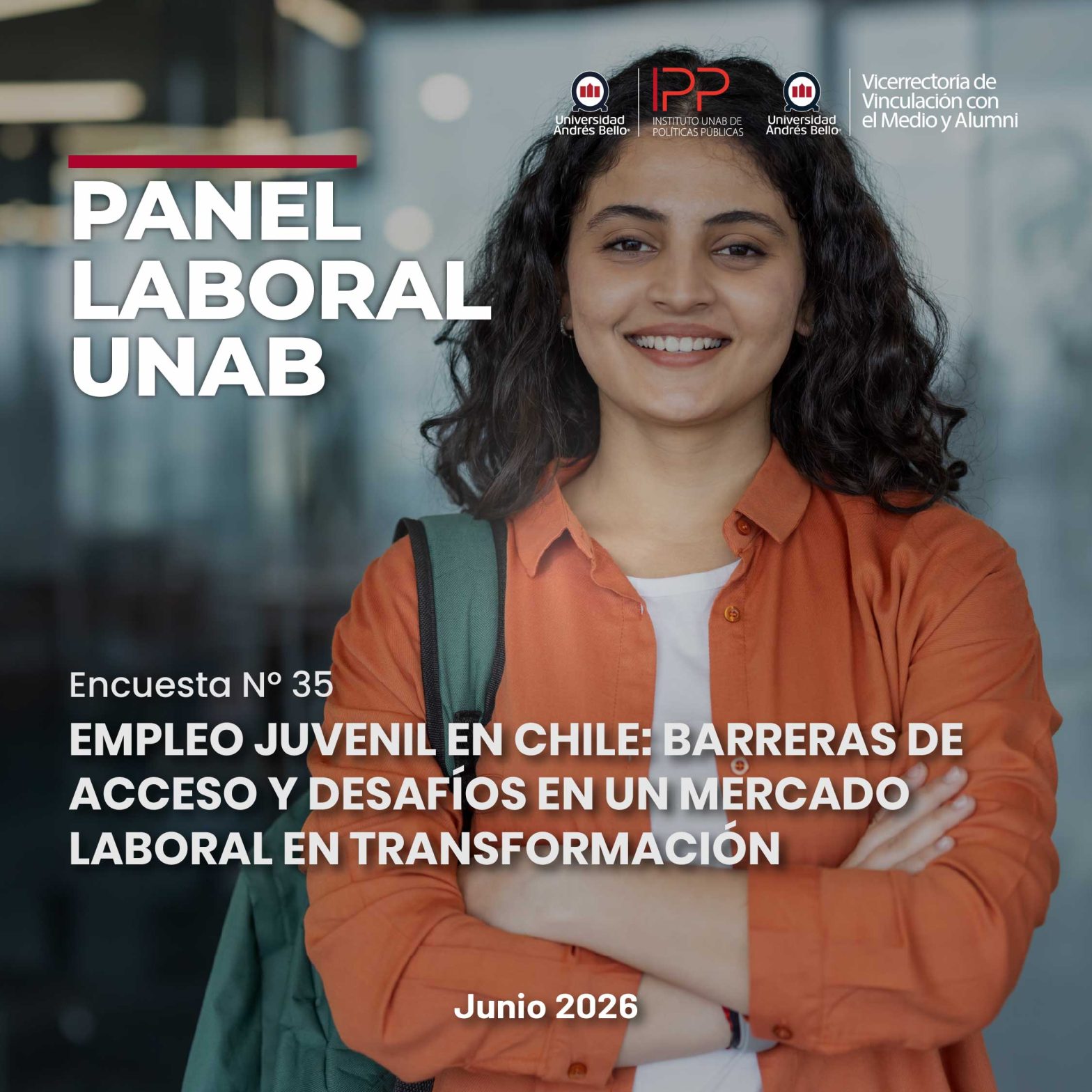 Mujer joven sonriendo en portada de publicación sobre empleo juvenil con el texto 'Panel Laboral UNAB' y logos institucionales
