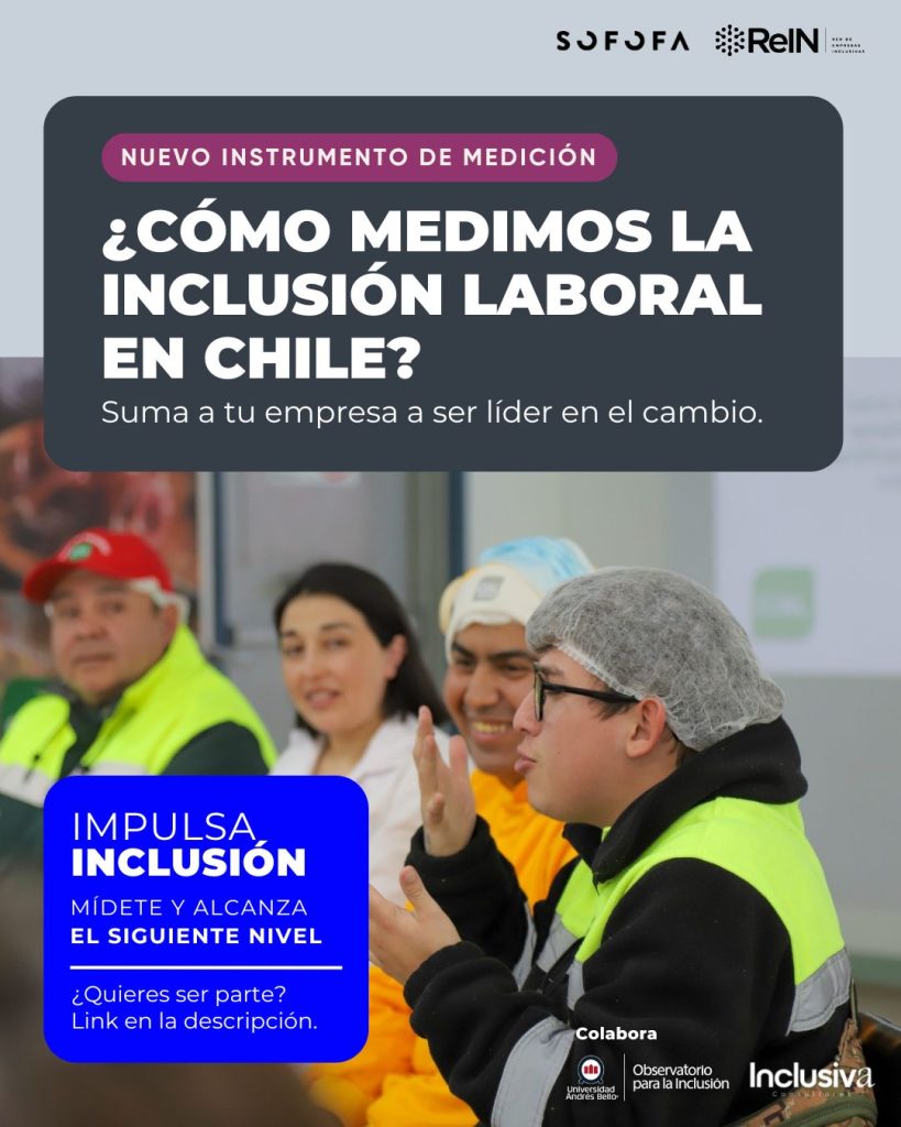 Group of workers in safety vests discussing, with a bold Spanish title asking '¿Cómo medimos la inclusión laboral en Chile?' and a blue callout promoting 'Impulsa Inclusión' (measurement of workplace inclusion).